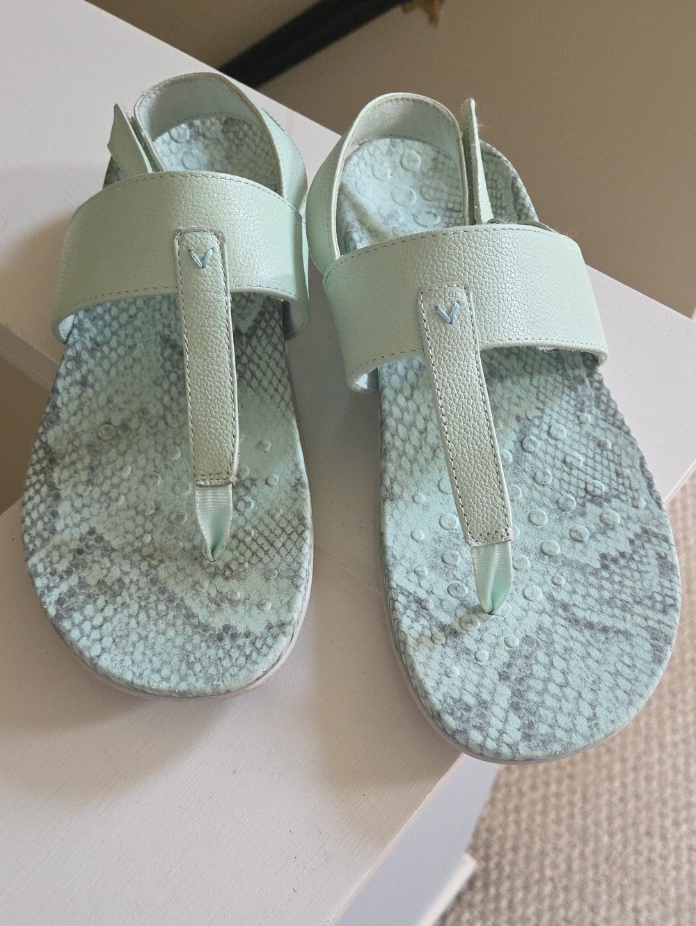 Vionic Mint Green Toe-Post Slip-On Sandals